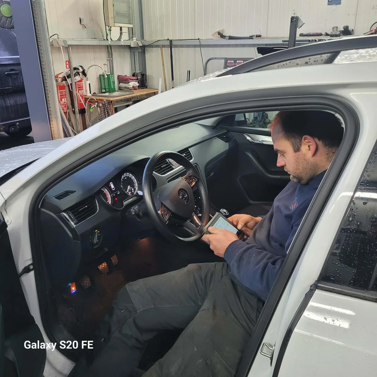 Glenn Verhulst aan het werk met diagnose in een wagen